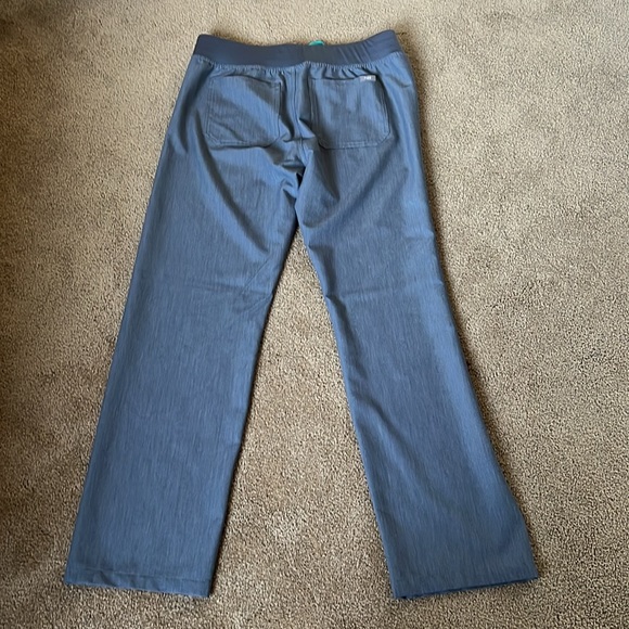 Bundle Figs charcoal grey medium matching scrub top and pants - Picture 9 of 9